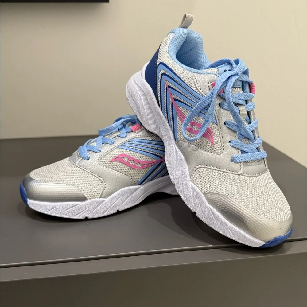 Saucony Little girls Wind FST LTT Silver/Blue/Pink Sz 2